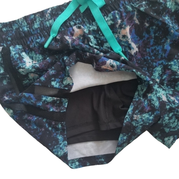 Fabletics Pamela Running/Jogging/Gym Shorts w/ Pocket Tidepool Print/Island. - Picture 4 of 10